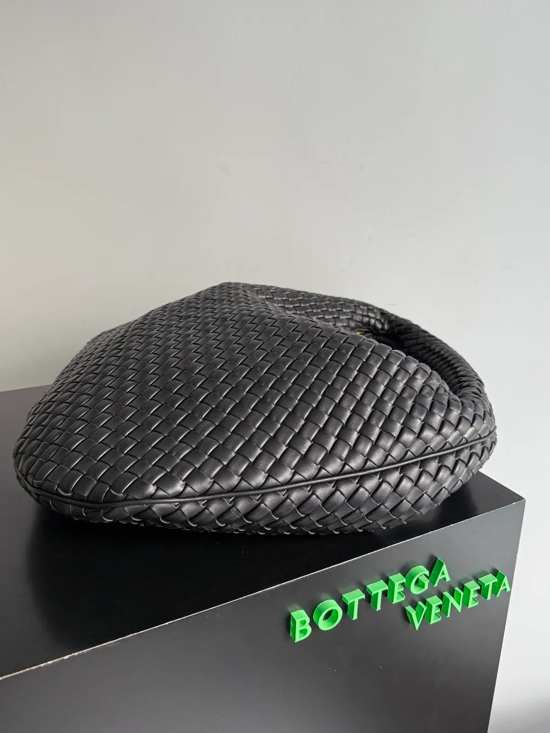 Batch 3260 Bottega Veneta Large Veneta Shoulder Bag Classic Reappearance The classic that has not been seen for many years has returned. Simple and round, soft and tough, it is reinterpreted from the perspective of modern aesthetics. The relaxed expression of the Hobo bag and the casual silhouette can be easily carried whether it is paired with commuting wear or casual style, and it shows an effortless sense of fashion~ Style number: 856739 Size: 59*39*6cm